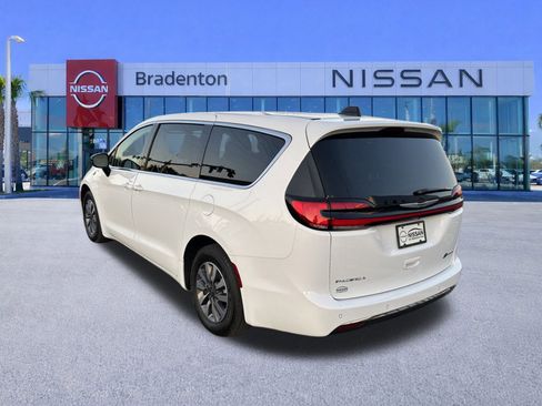 Used 2024 Chrysler Pacifica Select image 7