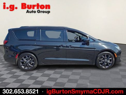 Used 2020 Chrysler Pacifica Touring-L Plus FWD image 7