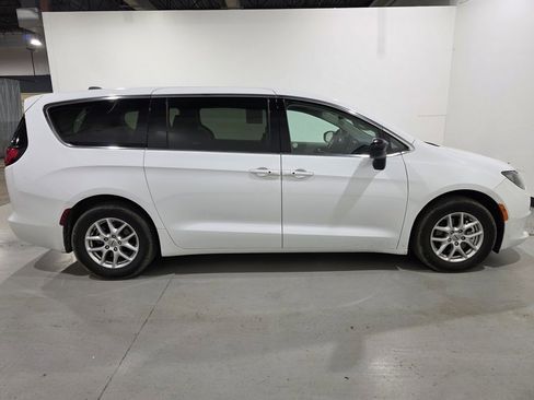 Used 2024 Chrysler Voyager LX image 5