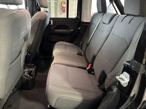 Used 2025 Jeep Wrangler Sahara image 25