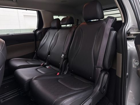 Certified 2025 Kia Carnival EX FWD image 26