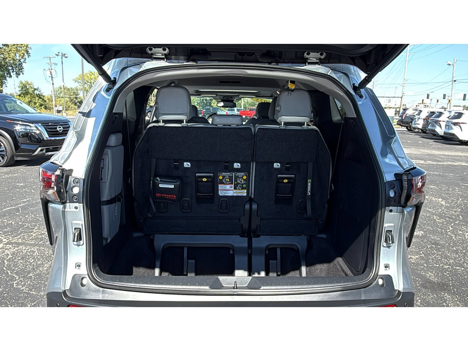 Certified 2025 Toyota Sienna XLE FWD image 7