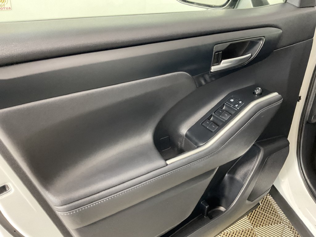 Used 2020 Toyota Highlander XLE AWD/4WD image 18