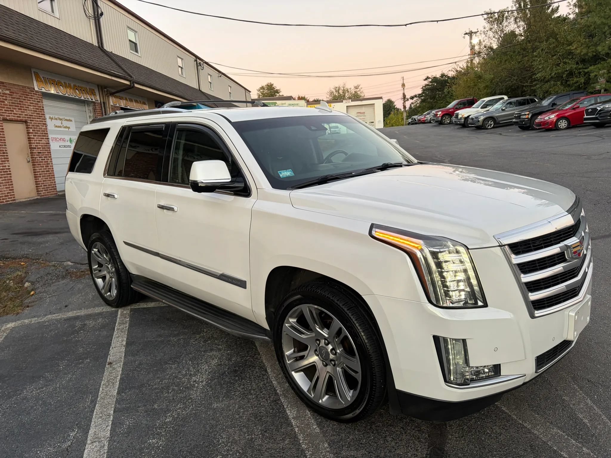 Used 2016 Cadillac Escalade Luxury AWD/4WD image 23