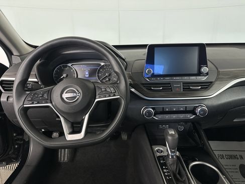 Used 2024 Nissan Altima 2.5 SV image 3