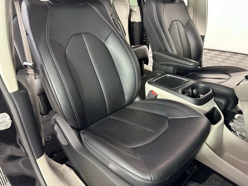 Used 2024 Chrysler Pacifica Touring-L image 31