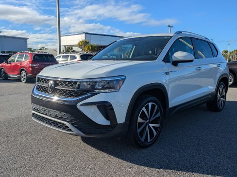 Used 2024 Volkswagen Taos SE w/ MDO Package image 8