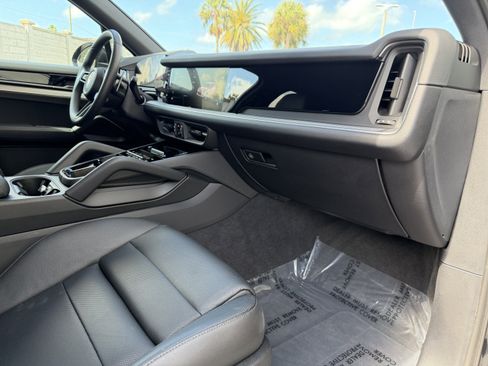 Certified 2025 Porsche Cayenne image 17