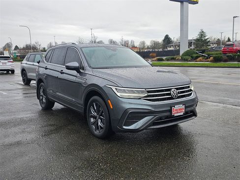 Used 2022 Volkswagen Tiguan SE image 3