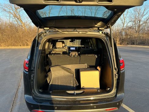 Used 2024 Chrysler Pacifica Limited w/ Uconnect Theater Family Group image 16