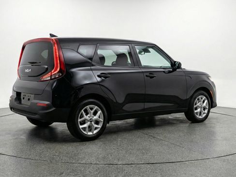 Used 2025 Kia Soul LX w/ LX Technology Package FWD image 9