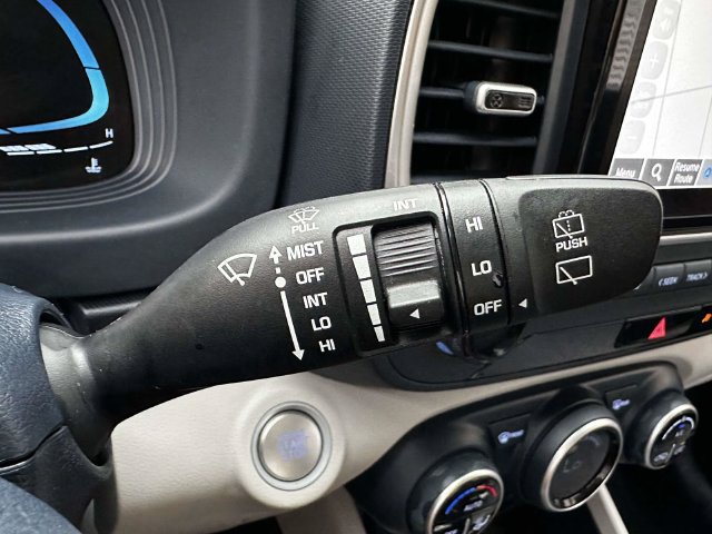 Used 2025 Hyundai Venue Limited FWD image 30