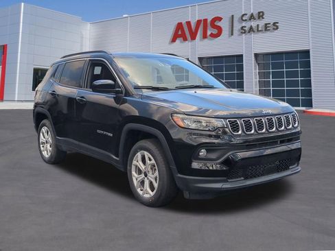 Used 2025 Jeep Compass Latitude w/ Sun & Sound Group AWD/4WD image 3