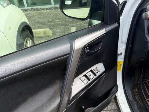 Used 2018 Toyota RAV4 LE FWD image 22