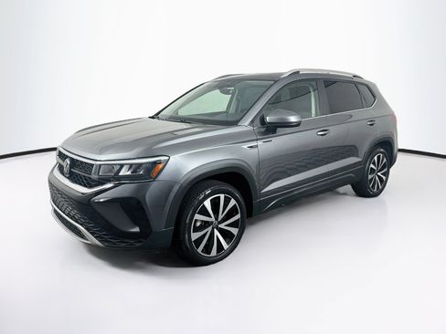 Used 2023 Volkswagen Taos SE w/ Panoramic Sunroof Package FWD image 3