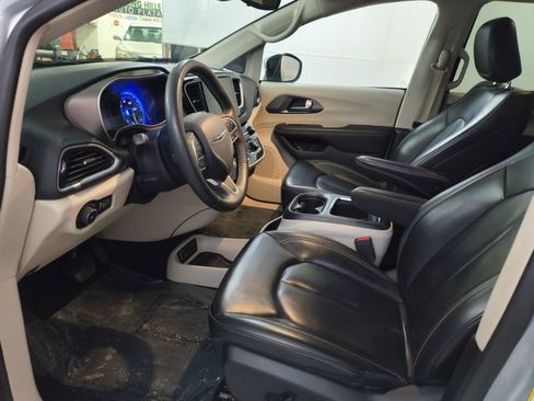 Used 2023 Chrysler Pacifica Touring-L image 12