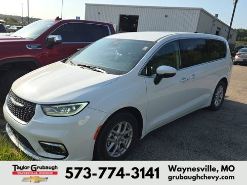 Used 2023 Chrysler Pacifica Touring-L FWD image 3
