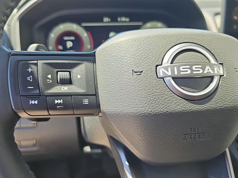 Used 2025 Nissan Rogue SL AWD/4WD image 18