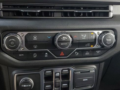 New 2025 Jeep Gladiator Sport image 28