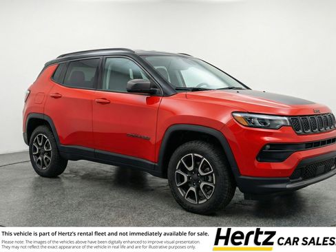 Used 2025 Jeep Compass Trailhawk image 1