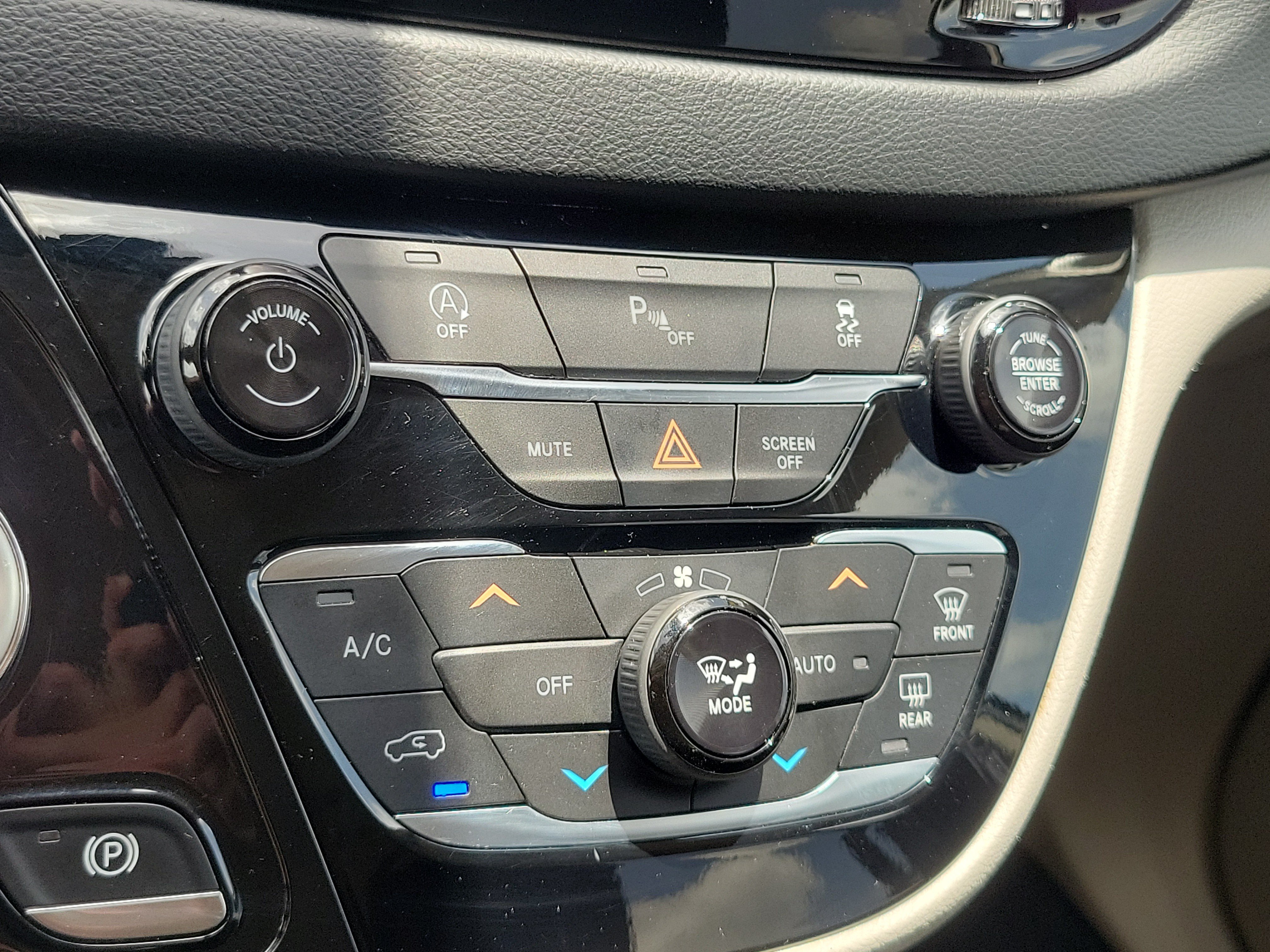Used 2020 Chrysler Pacifica Touring FWD image 22