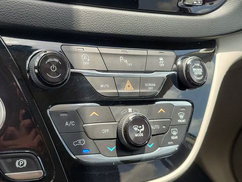 Used 2020 Chrysler Pacifica Touring FWD image 22