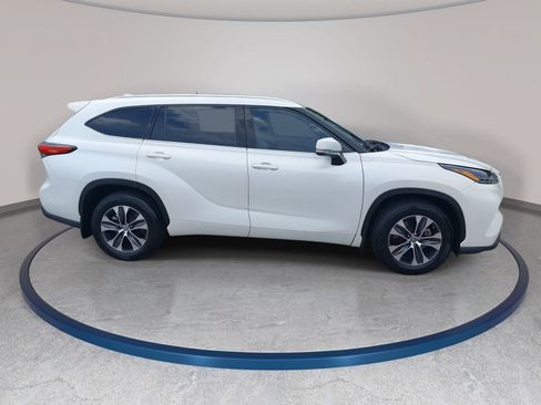 Used 2021 Toyota Highlander XLE FWD image 4