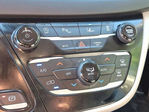 Certified 2023 Chrysler Pacifica Touring-L FWD image 16