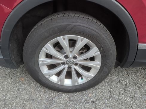 Used 2018 Volkswagen Tiguan SE w/ Panoramic Sunroof Package image 8