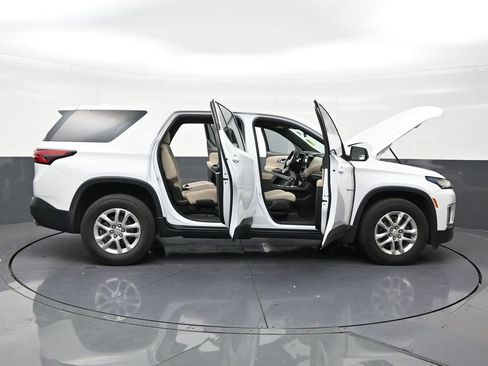 Used 2023 Chevrolet Traverse LS FWD image 29