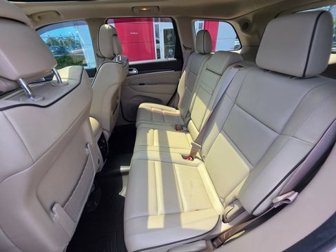 Used 2015 Jeep Grand Cherokee Overland w/ Advanced Technology Group AWD/4WD image 12