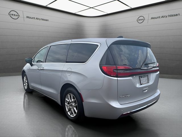 Used 2024 Chrysler Pacifica Touring-L FWD image 6
