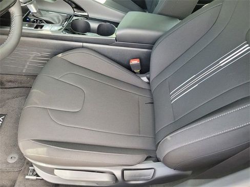 New 2025 Hyundai Elantra SEL FWD image 18