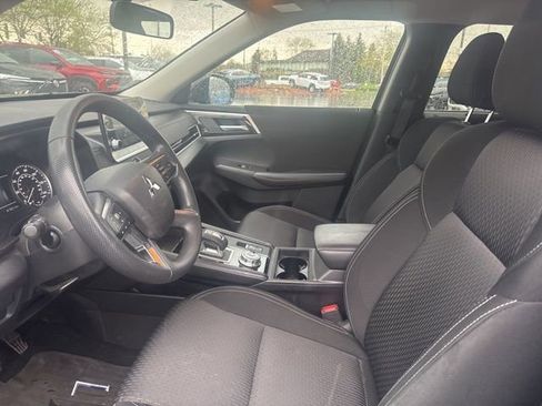 Used 2024 Mitsubishi Outlander ES image 11