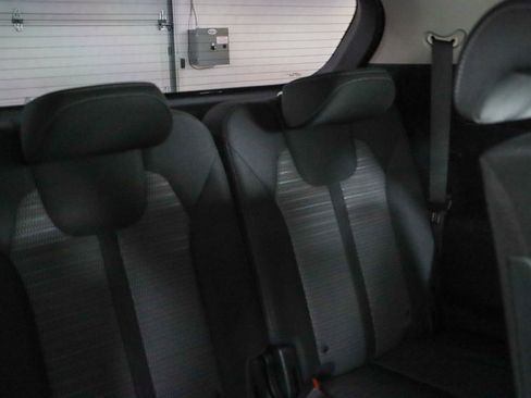 Used 2023 Kia Sorento LX image 29