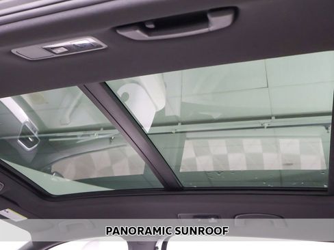 Used 2023 Volkswagen Tiguan SE R-Line image 3