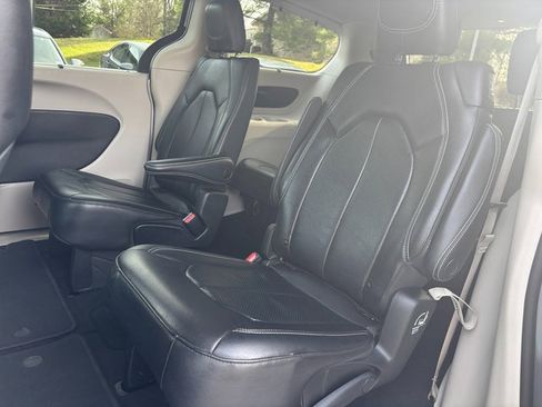 Used 2022 Chrysler Pacifica Touring-L AWD/4WD image 30