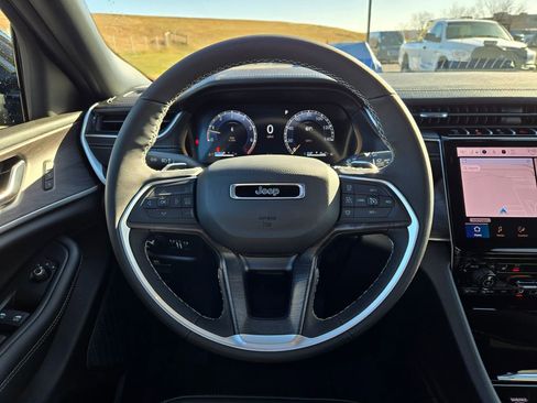 New 2025 Jeep Grand Cherokee Limited image 18