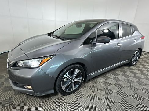 Used 2022 Nissan Leaf SV w/ SV Technology Package FWD image 6