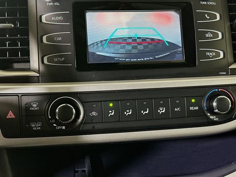 Used 2018 Toyota Highlander LE FWD image 24