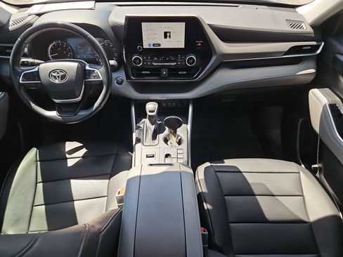 Used 2023 Toyota Highlander LE FWD image 25