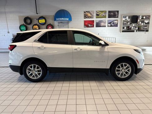 Used 2023 Chevrolet Equinox LT image 2