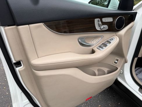 Used 2019 Mercedes-Benz GLC 300 4MATIC image 9