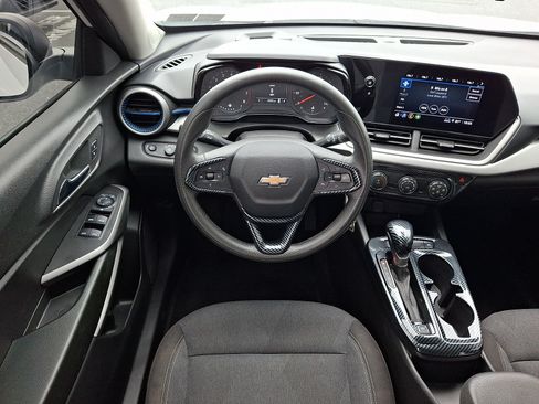 Used 2024 Chevrolet Trax LS FWD image 11