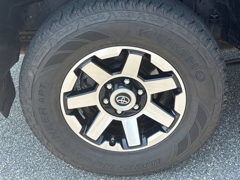 Used 2018 Toyota 4Runner SR5 Premium RWD image 17