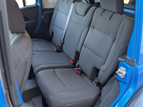 Used 2023 Jeep Wrangler Unlimited Sport image 17