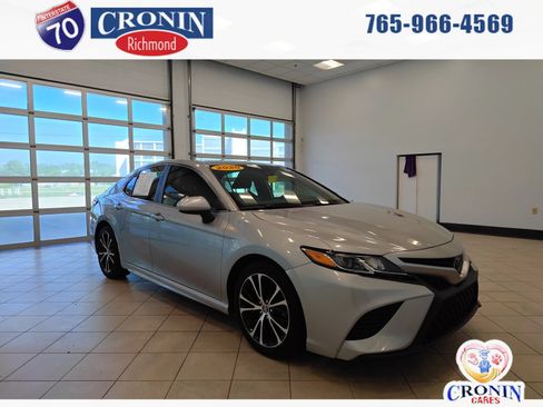 Used 2020 Toyota Camry SE FWD image 1