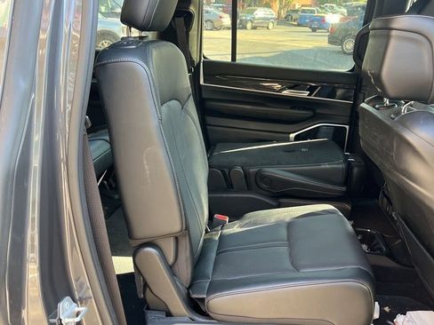 Used 2022 Jeep Wagoneer Series III w/ Premium Group I AWD/4WD image 16
