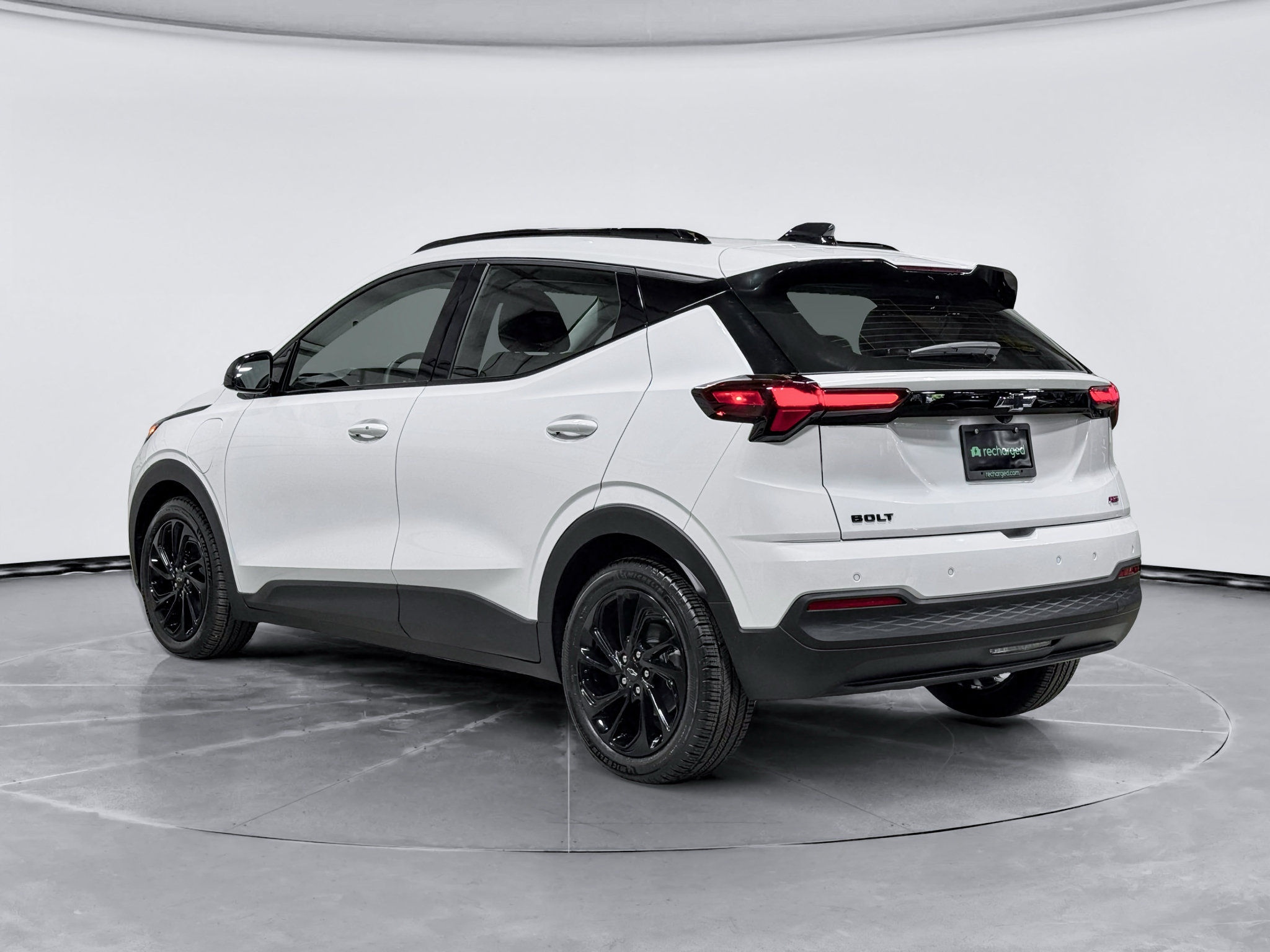 Used 2027 Chevrolet Bolt RS FWD image 2
