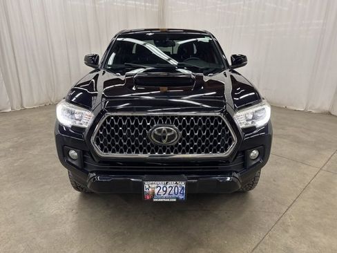 Used 2019 Toyota Tacoma TRD Sport image 2
